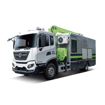 Рятувальна вантажівка з великим потоком води